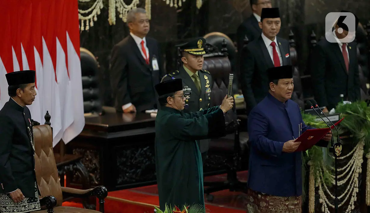 Presiden Republik Indonesia periode 2024-2029, Prabowo Subianto saat membaca sumpah jabatan di Sidang Paripurna Pelantikan Presiden terpilih di gedung Nusantara MPR/DPR/DPD, Jakarta pada Minggu 20 Oktober 2024. (Liputan6.com/Herman Zakharia)