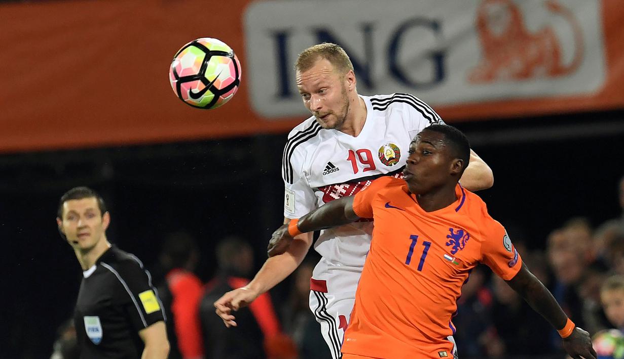 Quincy Promes berduel dengan pemain Belarus, Maksim Bordachev (kiri) pada kualifikasi Piala Dunia 2018 di Stadion De Kuip, Rotterdam. Belanda menang 4-1. (REUTERS/United Photos/Toussaint Kluiters)
