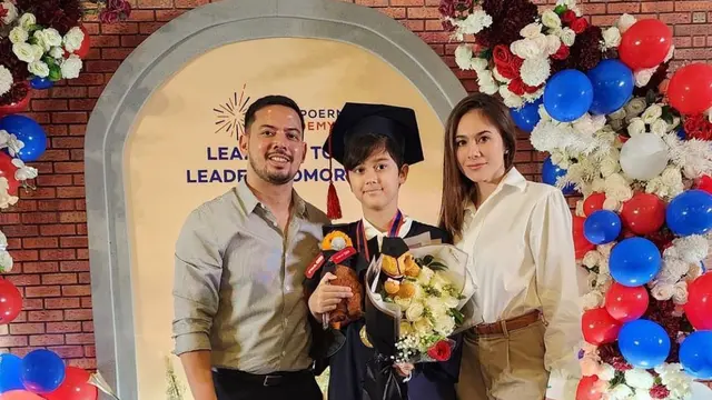 Wulan Guritno saat wisuda anaknya bersama mantan suami Adila Dimitri