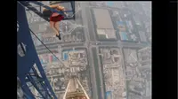Ini Angela Nikolau, perempuan yang rela memanjat crane di atas gedung untuk mendapatkan selfie terbaik (Sumber: Phone Arena)