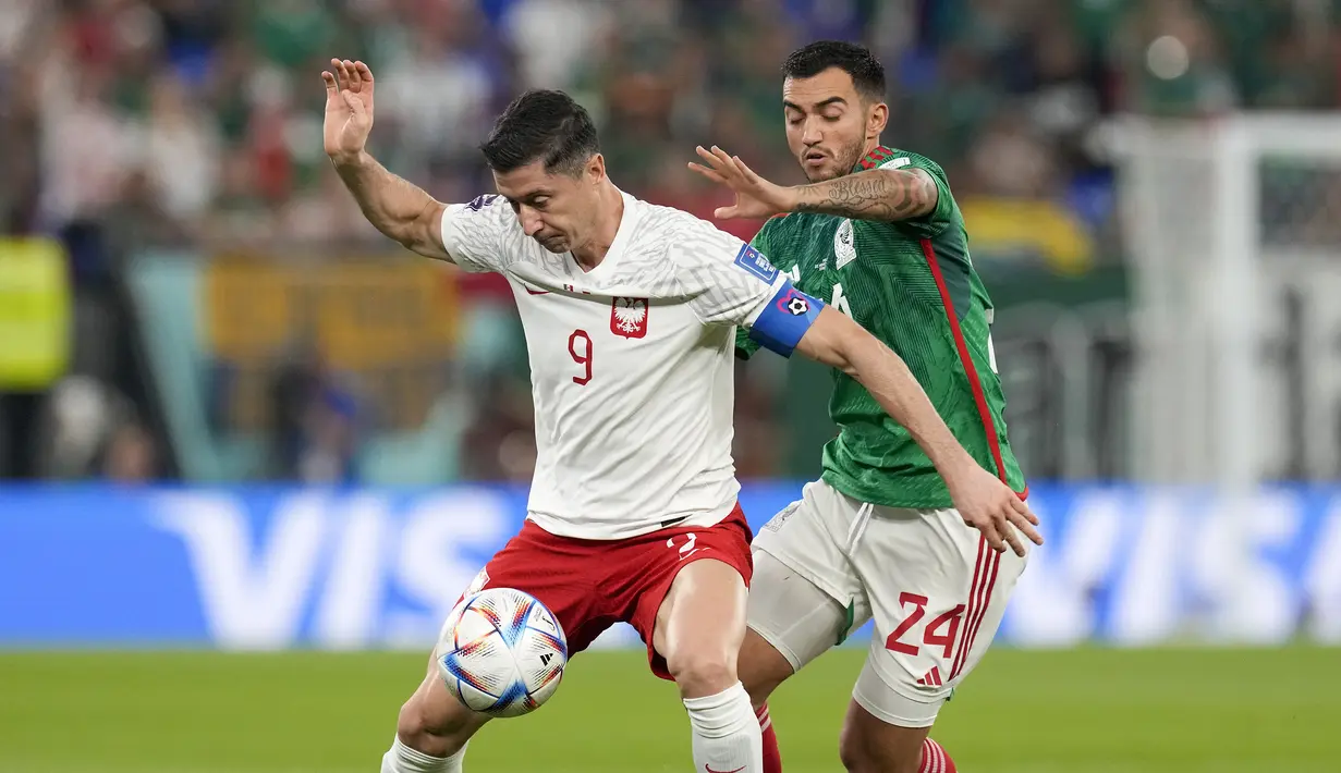 Situasi tak berubah hingga memasuki babak kedua. Meksiko masih mendominasi jalannya laga, sementara Polandia yang dimotori Robert Lewandowski selalu gagal menjangkau pertahanan akhir Meksiko. (AP/Themba Hadebe)