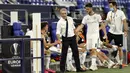 Pelatih Basel Marcel Koller (tengah) berbicara dengan para pemainnya saat menghadapi Shakhtar Donetsk pada pertandingan perempat final Liga Europa di Veltins-Arena, Gelsenkirchen, Jerman, Selasa (11/8/2020). Shakhtar Donetsk menang 4-1. (Wolgang Rattay/Pool Photo via AP)