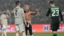 Cristiano Ronaldo dengan tenang menyaksikan aksi selebrasi gol miliknya yang diperagakan penyusup lapangan hijau asal Belgia pada laga Sassuolo vs Juventus di Stadion Mapei, Februari 2019 lalu. ( AFP/Miguel Medina )