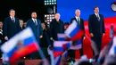 Presiden Rusia Vladimir Putin (tengah) berbicara dengan Pemimpin Republik Rakyat Luhansk Leonid Pasechnik (kiri), Pemimpin Republik Rakyat Donetsk Denis Pushilin (kedua kiri), Kepala Wilayah Kherson Vladimir Saldo (kedua kanan), dan Kepala Wilayah Zaporizhzhia Yevgeny Balitsky (kanan) berdiri di dekatnya saat perayaan menandai penggabungan wilayah Ukraina dengan Rusia di Lapangan Merah, Moskow, Rusia, 30 September 2022. (Sergei Karpukhin, Sputnik, Kremlin Pool Photo via AP)