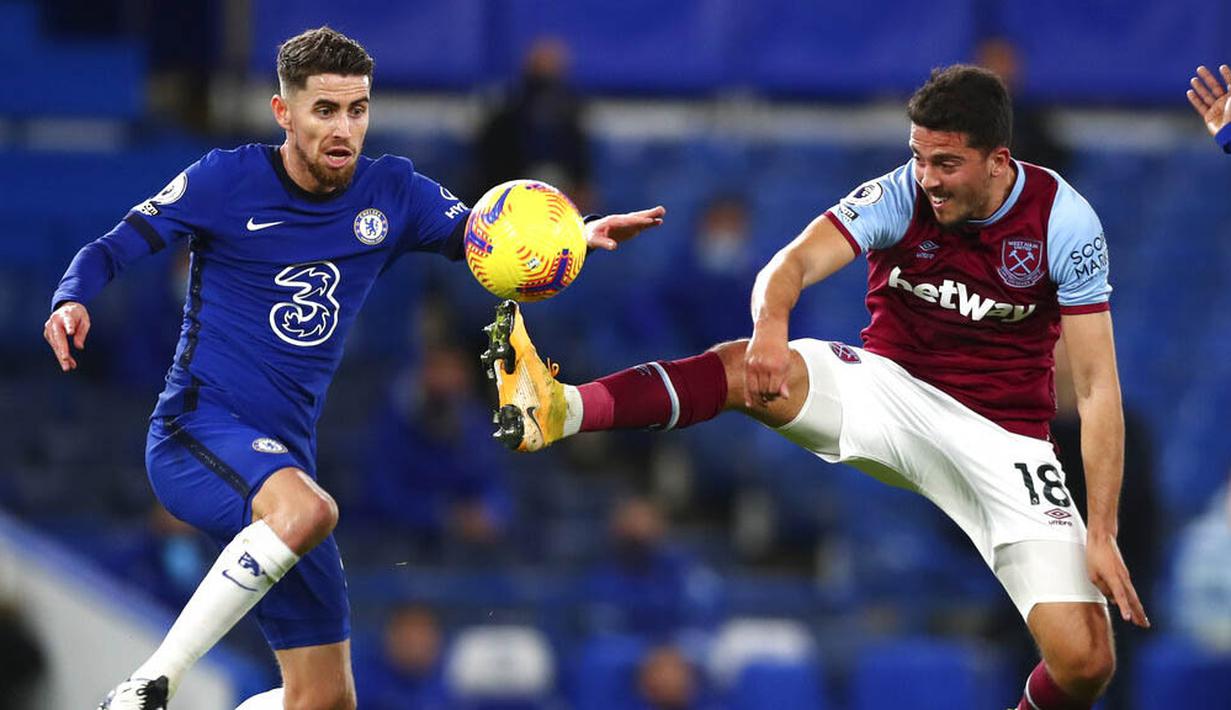 Gelandang Chelsea, Jorginho, berebut bola dengan pemain West Ham United, Pablo Fornals, pada laga Liga Inggris di Stadion Stamford Bridge, Selasa (22/12/2020). Chelsea menang dengan skor 3-0. (AP/Clive Rose,Pool)