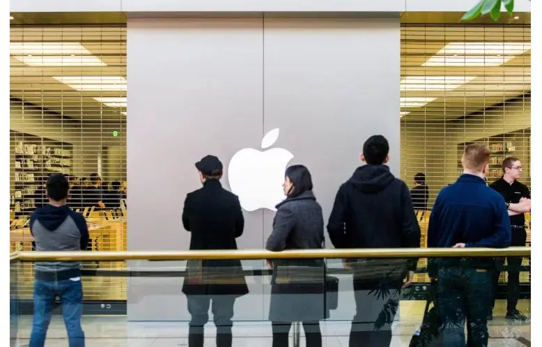 Antrean pembelian iPhone 8 di Apple Store di London tak seramai biasanya (Sumber: Asanka Brendon Ratnayake/Anadolu Agency)