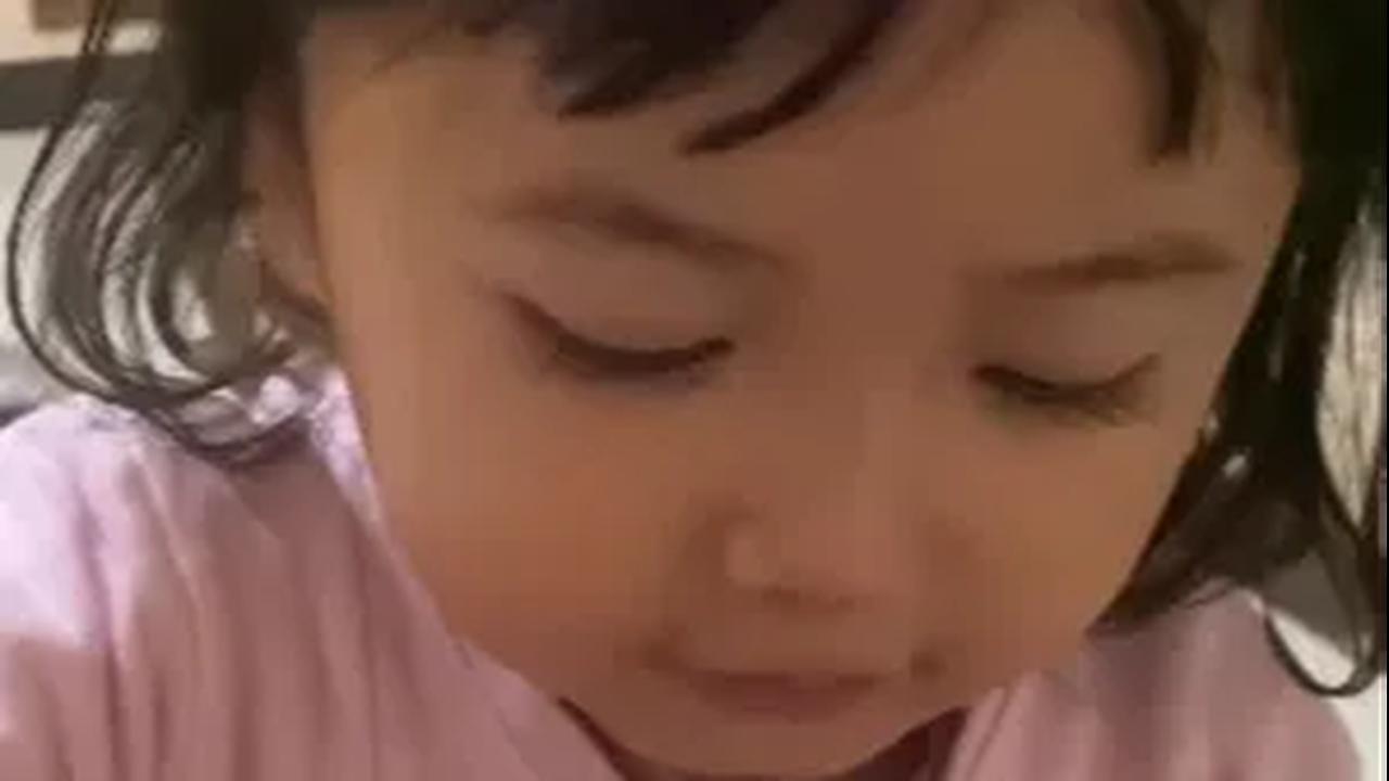"Suruh bilang di teras mang asgar, bu. Bilang ke ayah bu. Marahin, biar ke mang Asgar bobonya," ungkapnya.&nbsp;