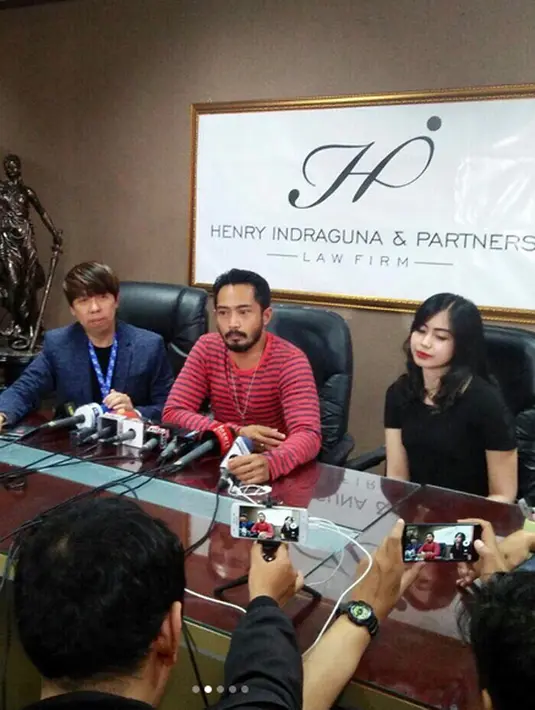 "Dari awal nggak ada masalah, yang buat kami sepakat tinggal serumah lagi karena adanya Marco," tutur Yama Carlos saat menggelar konferensi pers di kantor kuasa hukumnya di Belleza Office Tower, Jumat (18/8/2017). (Instagram/henry.indraguna)