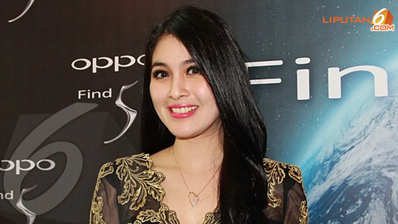 sandra-dewi-130823c.jpg