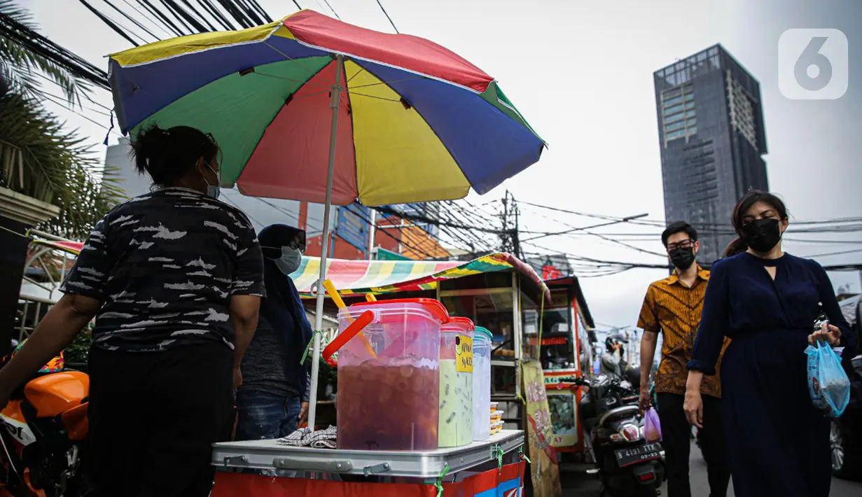 Suasana Pasar Takjil Benhil, Jakarta, Selasa (13/4/2021). Pasar takjil yang ada setiap bulan Ramadhan tersebut dipadati warga untuk membeli makanan berbuka puasa. (Liputan6.com/Faizal Fanani)