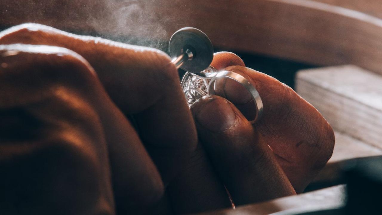 Karena prosesnya yang panjang dan rumit, menjadikan rhodium tidak mudah bereaksi terhadap oksigen.