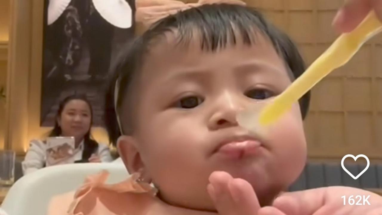 Potret Seru Mukbang ala Baby Lily Anak Raffi Ahmad & Nagita Slavina Makan Lahap Banget, Netizen Ngaku Ikut Kenyang