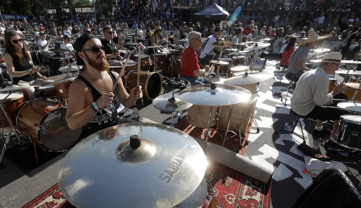 Ratusan drumer berkolaborasi dalam acara Baltic Drummers' Summit di Riga, Latvia, (10/7). Pertunjukan ini diikuti oleh para drumer dari segala kalangan dan umur. (REUTERS/Ints Kalnins)