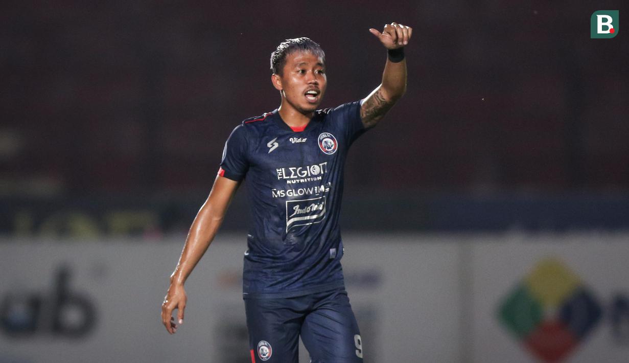 Pemain Arema FC, Kushedya Hari Yudo merayakan gol pertama timnya saat laga pekan kesembilan BRI Liga 1 2021/2022 antara Arema FC melawan Persita Tangerang di Stadion Sultan Agung, Bantul, Rabu (27/10/2021). (Bola.com/Bagaskara Lazuardi)