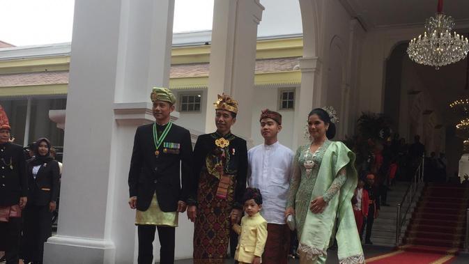 Jokowi, AHY dan Jan Ethes Berfoto Bersama Sebelum Upacara HUT ke-74 RI (Liputan6/Lizsa Egeham)