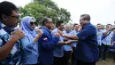 Ketum Partai Demokrat, Susilo Bambang Yudhoyono (kanan) menyalami kadernya usai menyampaikan pidato politik 2018 di Cibinong, Jumat (5/1). SBY mengatakan 2018 adalah penting karena Pilkada Serentak dan awal Pemilu 2019. (Liputan6.com/Helmi Fithriansyah)