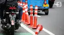 Sejumlah stick cone pembatas jalur sepeda rusak di kawasan Salemba Raya, Jakarta, Jumat (18/11/2022). Stick cone yang terpasang sejak September lalu tersebut terlihat sudah rusak dan tidak terpasang dengan benar, Pemerintah Provinsi DKI menghapus anggaran Rp 38 miliar untuk pembangunan sekitar 500 kilometer jalur sepeda dari rancangan anggaran pendapatan dan belanja daerah (RAPBD) DKI tahun 2023. (Liputan6.com/Faizal Fanani)