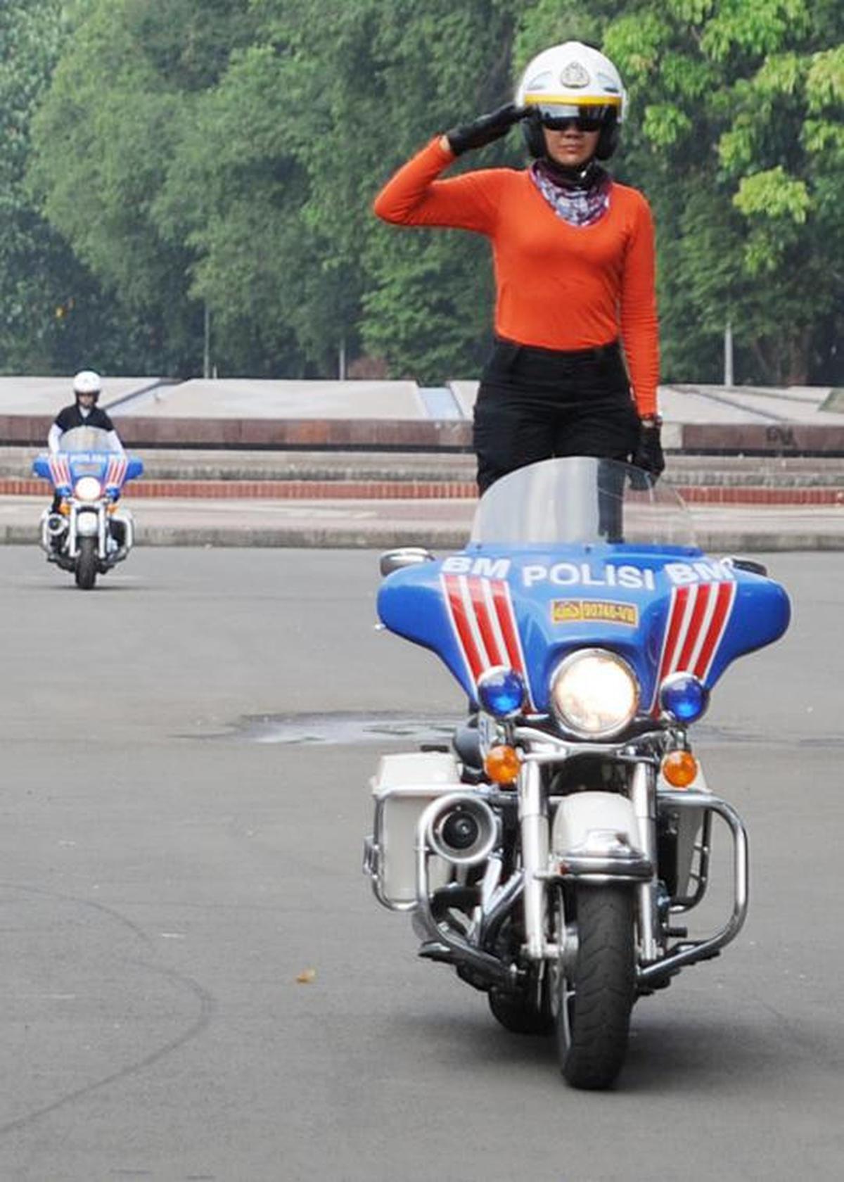 Polwan cantik akrobat pakai motor gede 