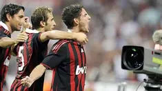 Striker AC Milan, Alexandre Pato (paling kanan) merayakan golnya bersama rekan-rekannya di partai Luigi Berlusconi Trophy antara AC Milan versus Juventus di San Siro, Milan, 17 Agustus 2009. AFP PHOTO/DAMIEN MEYER
