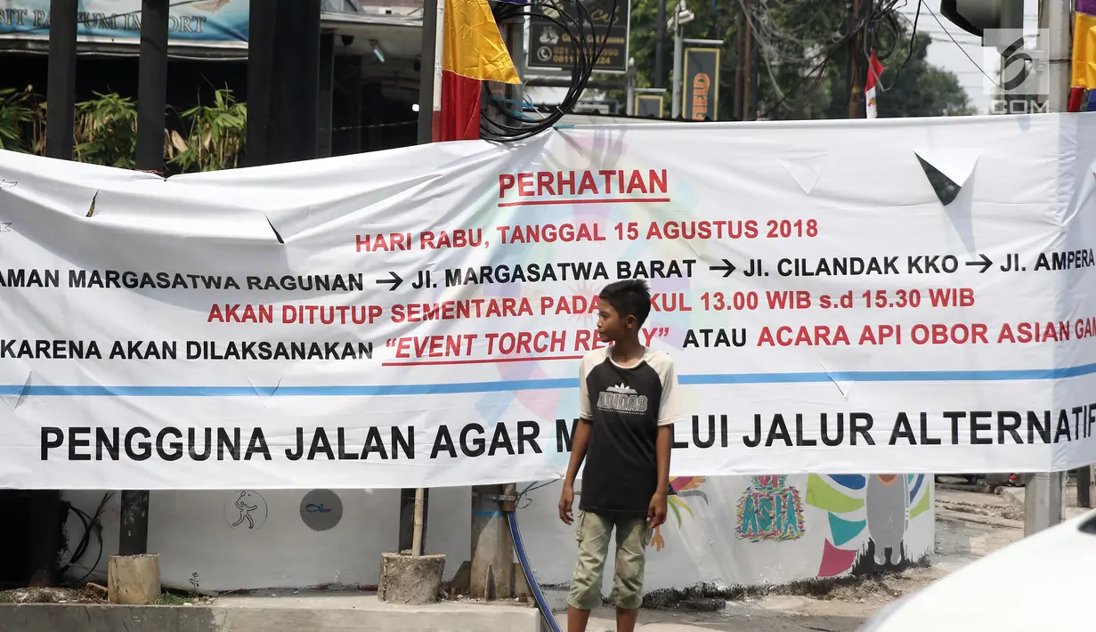 Seorang bocah menyeberang di Jalan Ampera, Jakarta, Selasa (7/8). Jalan Taman Margasatwa Ragunan, Margasatwa Barat, Cilandak KKO, dan Ampera akan ditutup saat pelaksanaan Api Obor Asian Games 2018 pada 15 Agustus mendatang. (Liputan6.com/Herman Zakharia)