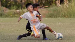 Pemain B24HABS, berebut bola dengan pemain Java Soccer Academy pada laga Indonesia Junior League 2019 di Lapangan Sawangan, Minggu (20/10). Dari liga kelas junior ini diharapkan bisa melahirkan pesepakbola muda berbakat dan berkualitas. (Bola.com/M Iqbal Ichsan)