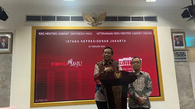 Mahfud Md menyerahkan surat pengunduran diri dari jabatan Menko Polhukam kepada Presiden Jokowi di Istana, Kamis (1/2/2024).