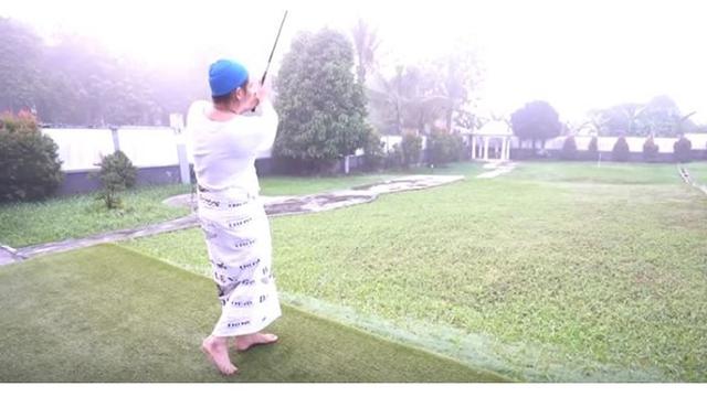 Memiliki hobi bermain golf, Pasha membangun mini golf di dalam rumahnya.