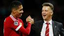 Pemain Manchester United, Chris Smailling bersama Manajer Louis van Gaal merayakan kemenangan atas Wolfsburg pada laga Liga Champions di Stadion Old Trafford, Inggris, Kamis (1/10/2015). (Action Images via Reuters/Lee Smith)
