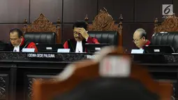 Hakim MK, I Dewa Gede Palguna (tengah) memimpin sidang perdana permohonan uji materi UU Nomor 7 Tahun 2017 tentang Penyelenggaraan Pemilu di Mahkamah Kontitusi, Jakarta, Selasa (5/9). Sidang membacakan nota pendahuluan. (Liputan6.com/Helmi Fithriansyah)