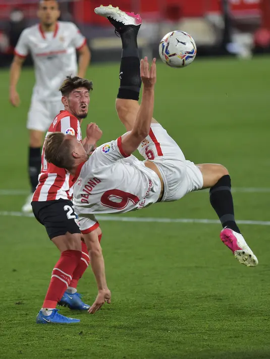 Striker Sevilla, Luuk De Jong melakukan tendangan salto saat bertanding melawan Athletic Bilbao pada pertandingan La Liga Spanyol di stadion Ramon Sanchez Pizjuan, Seville, Selasa (4/5/2021). Kekalahan atas Bilbao, membuat Sevilla gagal mendekati tiga tim teratas Liga Spanyol. (AFP/Cristina Quicler)