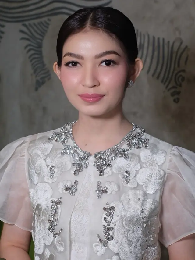 Selvi Ananda dengan Riasan Wajah Serba Pink. [@antoniusanungmakeup]