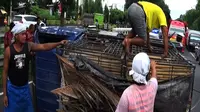 Pikap Pengangkut Ayam Terguling, Polisi Repot Atur Lalu Lintas