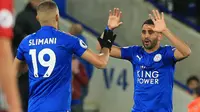 Pemain Leicester City, Riyad Mahrez (kanan) merayakan golnya bersama rekannya Islam Slimani pada laga Premier League di King Power Stadium, Leicester, (16/10/2017). Leicester bermain imbang 1-1. (AFP/Lindsey Parnaby)