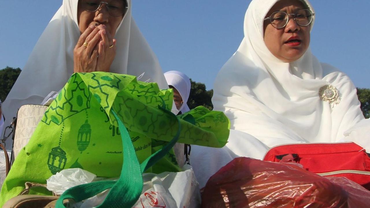 Kekhusyukan juga terlihat dari wajah-wajah jemaah muslim ibu-ibu yang sedang memanjatkan doa saat memperingati Tahun Baru Islam 1 Muharam 1445 Hijriah.