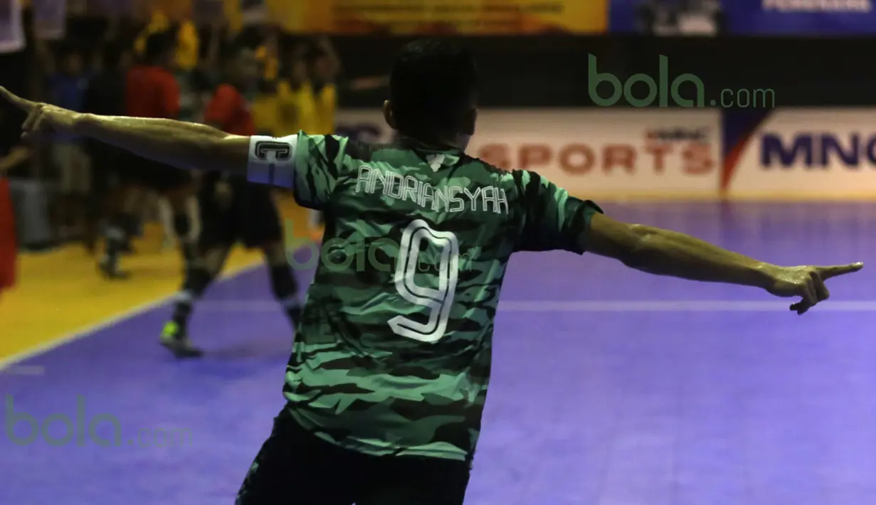 Pemain Vamos Mataram, Andriansyah, merayakan gol yang dicetaknya ke gawang Bintang Timur Surabaya dalam laga Seri III Grup B Wilayah Timur Pro Futsal League 2016 di GOR 17 Desember, Mataram, NTB, Sabtu (12/3/2016). (Bola.com/Arief Bagus)