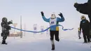 Seorang pelari mencapai garis finish maraton terdingin di Dunia Internasional pada suhu minus 53 derajat (-63,4 Fahrenheit) di dekat Oymyakon, republik Sakha, juga dikenal sebagai Yakutia, Rusia, 22 Januari 2022. Sebanyak 65 pelari bersaing dalam suhu yang sangat rendah (AP Photo/Ivan Nikiforov)