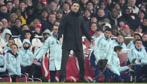 Manajer Arsenal, Mikel Arteta, menerima kekalahan&nbsp;3-5 timnya dari Manchester United lewat drama adu penalti, setelah bermain imbang 1-1&nbsp;selama 120 menit pada&nbsp;laga putaran ketiga Piala FA di Stadion Emirates, Minggu (12/1/2025) malam WIB. (AP Photo/Kin Cheung)