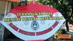 Citizen6, Solo: Layang-layang raksasa sebagai bentuk dukungan bagi kesuksesan kongres PSSI yang akan digelar di Solo. Layangan raksasa ini dipamerkan saat Solo Car Free Day pada, Minggu (3/7) di Jalan Slamet Riyadi, Solo. (Pengirim: Sugeng Santoso)