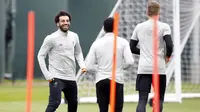 Striker Liverpool, Mohamed Salah, tampak ceria saat latihan jelang laga Liga Champions di Melwood, Liverpool, Senin (23/4/2018). Liverpool akan berhadapan dengan AS Roma. (AP/Martin Rickett)