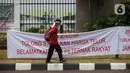 Peternak ayam saat melakukan unjuk rasa di depan gedung MPR/DPR/DPD, Senayan, Jakarta, Senin (11/10/2021). Dalam aksinya Peternak ayam yang berasal dari Jawa Timur, dan Jawa Tengah menuntut kenaikan harga karna anjloknya harga telur ditingkat peternak. (Liputan6.com/Johan Tallo)