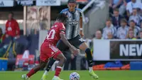Penyerang Newcastle United William Osula diadang bek Liverpool Jeremie Frimpong pada laga Liga Inggris 2025/2026 di St James' Park, Senin (24/8/2026) dini hari WIB. (AP Photo/Ian Hodgson)