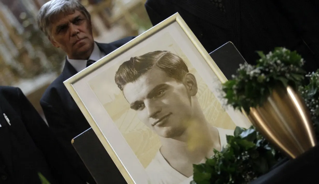 Sandor Kocsis. Eks striker Timnas Hongaria yang wafat pada 22 Juli 1979 dalam usia 49 tahun ini total mencetak 11 gol saat menjadi top skor pada Piala Dunia 1954 di Swiss. Hongaria pun dibawanya finis menjadi runner-up setelah kalah 2-3 dari Jerman di partai final. Dari 5 laga, ia hanya absen mencetak gol di laga final. Ketajamannya dibuktikan pada laga pertama fase grup saat menang 9-0 atas Korea Selatan dengan mencetak 3 gol dan di laga kedua saat membungkam Jerman Barat 8-3 ia menyumbang 4 gol. (AFP/Ferenc Isza)