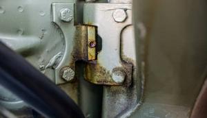 Karet pada engsel pintu mobil bukan hanya sekadar estetika, namun berpotensi menyebabkan korosi. (istockphoto.com)