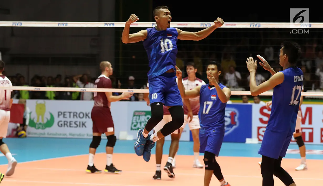 Pemain Timnas voli putra Indonesia, Hernanda Zulfi melompat merayakan poin saat melawan Qatar pada Kejuaraan Voli Asia 2017 di GOR Tri Dharma, Gresik, Rabu (26/7). Indonesia unggul 3-2 (24-26, 14-25, 25-20, 25-21, 15-11). (Liputan6.com/Helmi Fithriansyah)