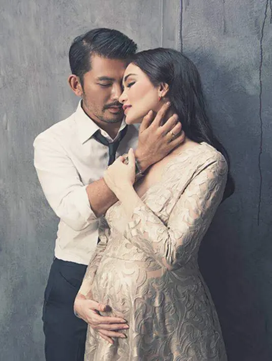 "Kitanya emang engga ingin tahu. Kita ingin surprise aja, jadi seru kan. Semuanya jadi pada nebak. Even keluarga kita aja tebak-tebakan. Bapak saya sama ibu saya beda. Saya sama Atiqa aja beda. Menurut saya cewek, menurut dia cowok," ucap Rio Dewanto. 