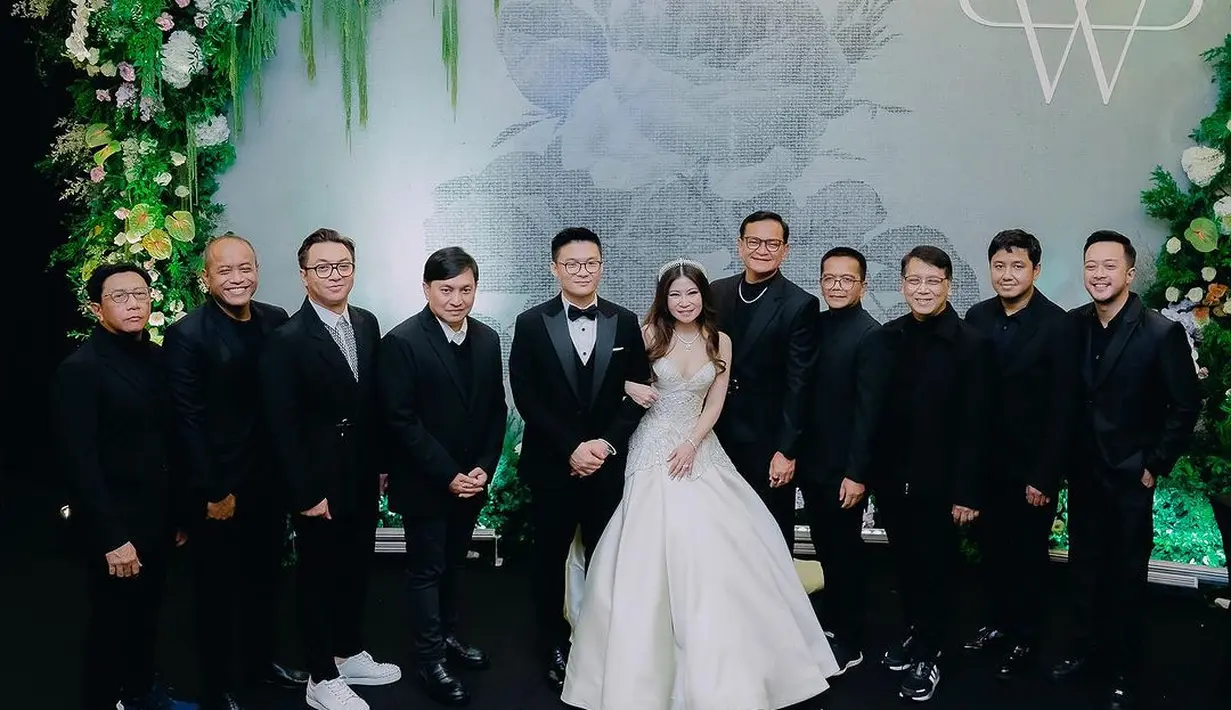 Tak tanggung-tanggung Kahitna juga kondangan ke pernikahan Putri Sudali, menjadi salah satu pengisi acaranya. Penampilan band yang satu ini juga tak kalah menawan, semua anggotanya kompak mengenakan tampilan serba hitam; jas dan celana panjang hitam. [Foto: Instagram/kahitna]