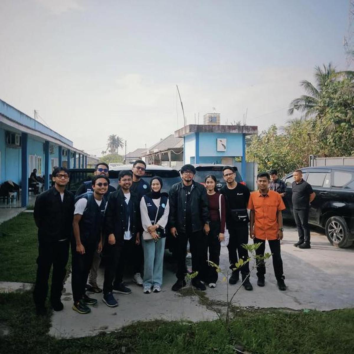 6 Potret Muthia Nadhira Istri Ferry Irwandi yang Ikut Jadi Relawan Banjir Sumatera