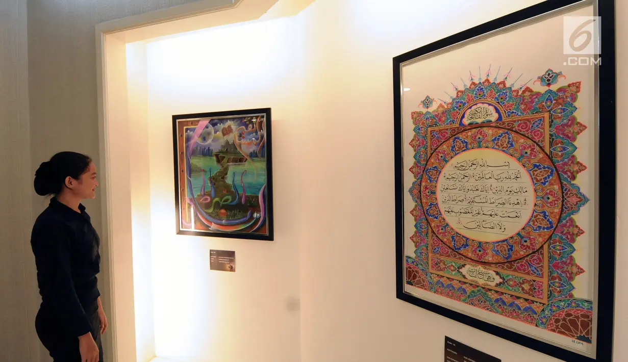 Pengunjung melihat pameran kaligrafi yang dipamerkan pada Ramadan Raya Feast di Pasaraya Blok M, Jakarta, Selasa (5/6). Selain kaligrafi, ada juga pameran Alquran terkecil, terbesar dan terunik. (Liputan6.com/Helmi Fithriansyah)