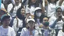 Sementara itu Jeje melapisi kaus putih dengan kemeja kotak-kotak. (Fimela.com/Bambang E Ros)