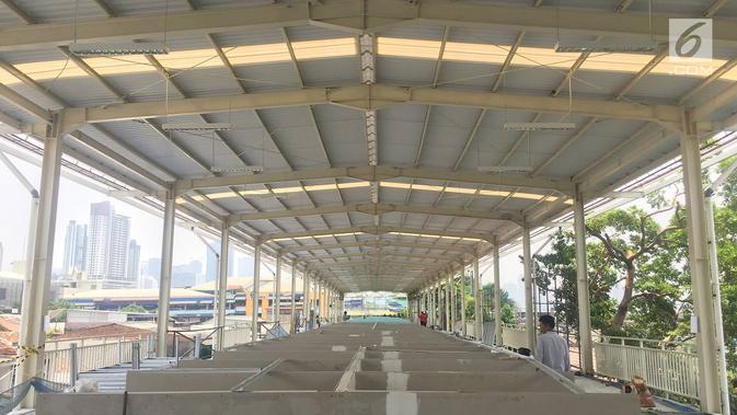 Suasana skybridge atau JPM Tanah Abang di Jakarta, Senin (15/10). Jembatan multi guna tersebut telah dilakukan soft launching, dengan terlebih dulu menempatkan 100 pedagang kaki lima berjualan di skybridge tersebut. (Liputan6.com/Immanuel Antonius)